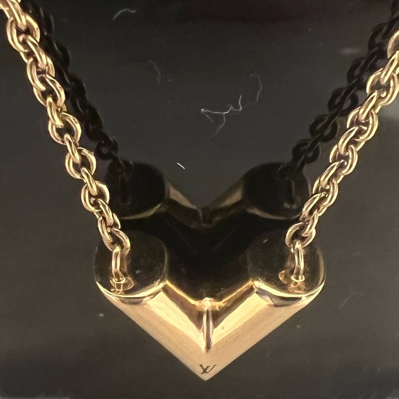 LOUIS VUITTON Essential V Necklace W Box & Dustbag - Picture 8 of 16